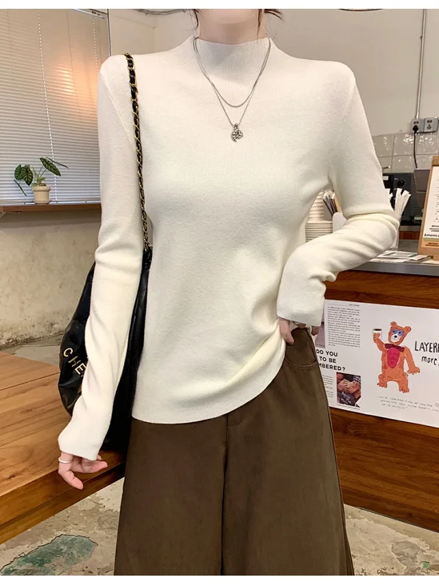 Women's Retro Mock-Neck Cropped Long-Sleeve Tee Detail