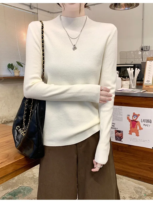 Women's Retro Mock-Neck Cropped Long-Sleeve Tee Detail