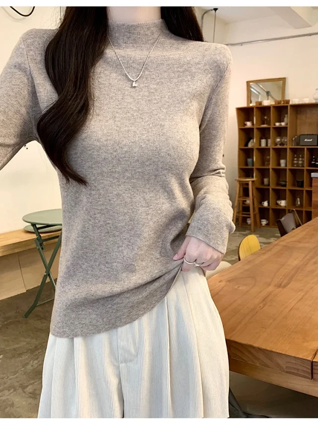 Women's Retro Mock-Neck Cropped Long-Sleeve Tee Detail