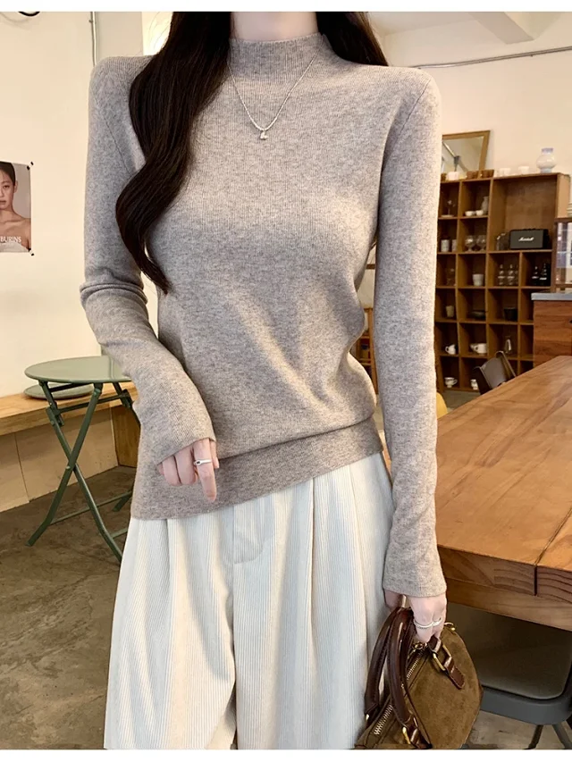 Women's Retro Mock-Neck Cropped Long-Sleeve Tee Detail