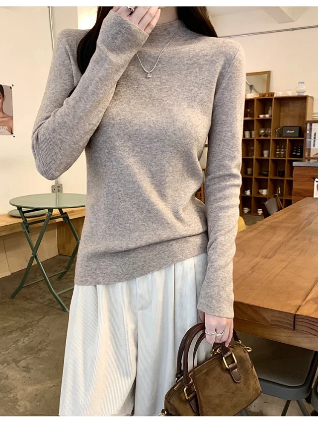Women's Retro Mock-Neck Cropped Long-Sleeve Tee Detail