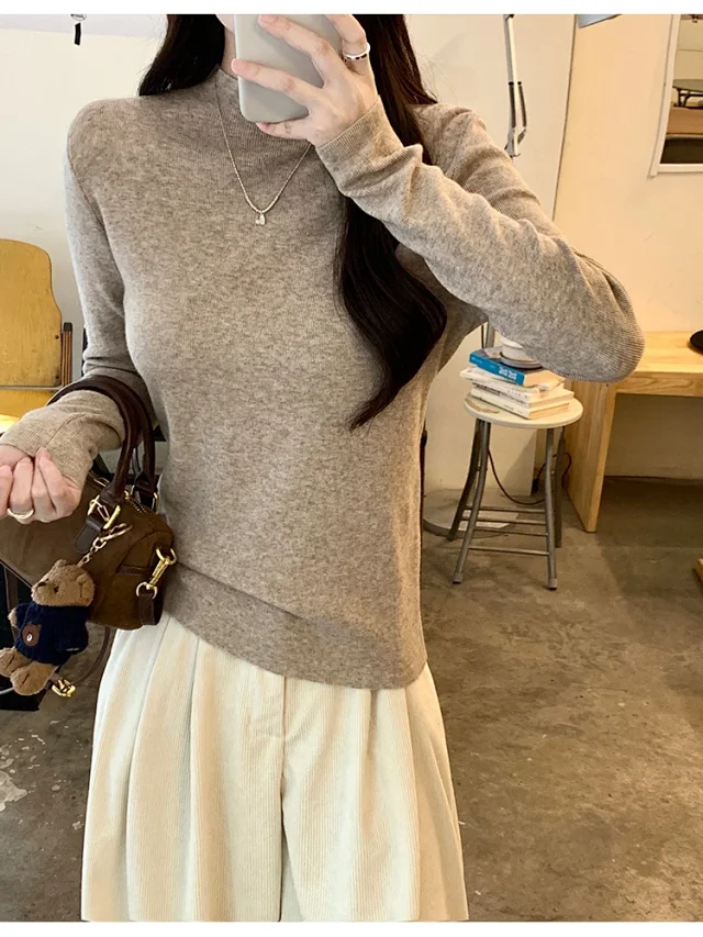Women's Retro Mock-Neck Cropped Long-Sleeve Tee Detail