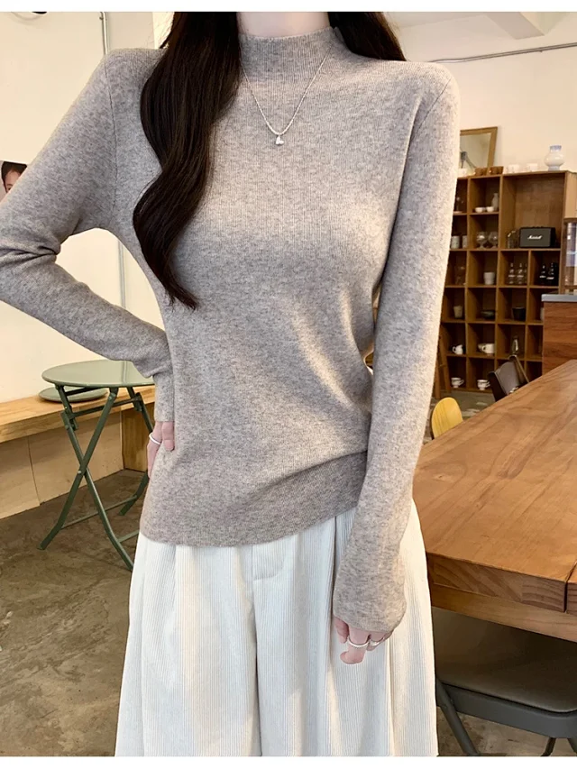 Women's Retro Mock-Neck Cropped Long-Sleeve Tee Detail