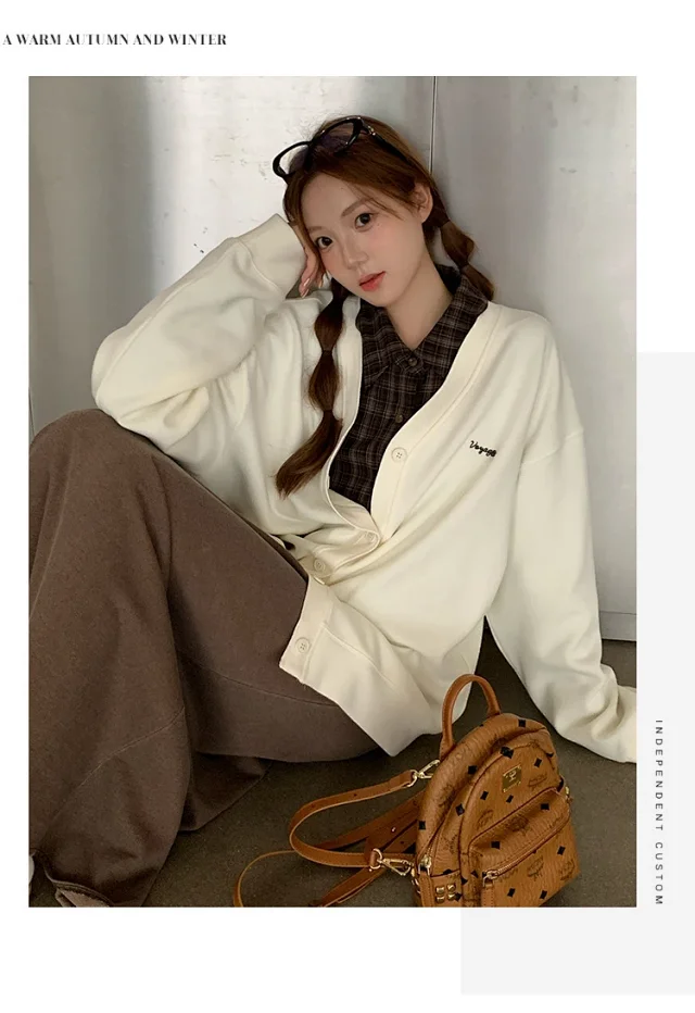 Women's Korean Relaxed V-Neck Embroidered Cardigan Detail