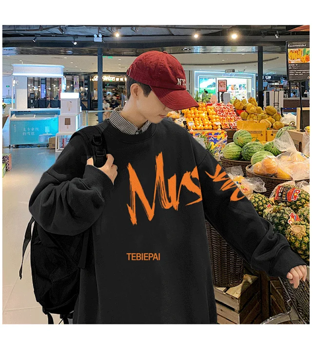 Men's Streetwear Crewneck Sweatshirt Detail