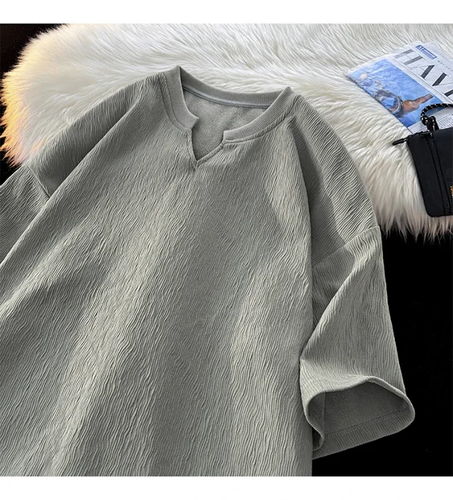 Cleanfit Men's Quick-Dry V-Neck Oversized Tee Detail