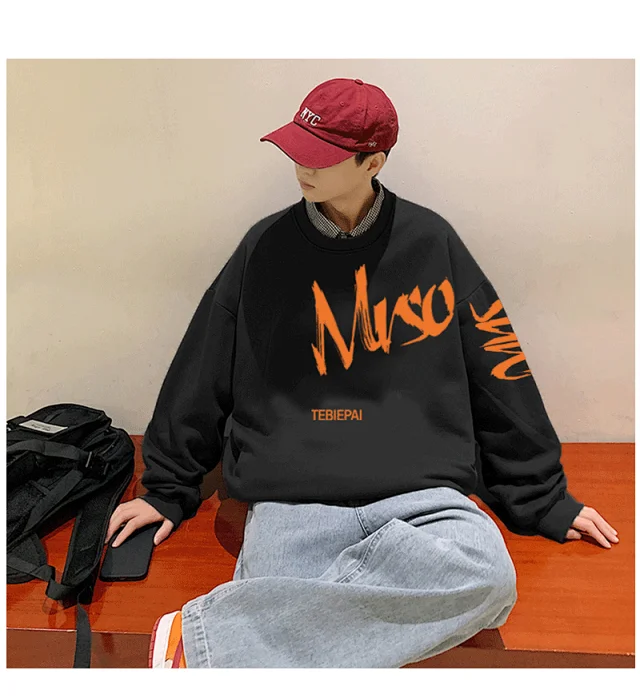 Men's Streetwear Crewneck Sweatshirt Detail