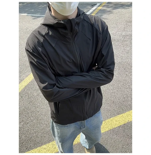 Men's Laser-Perforated Quick-Dry Hooded Jacket Detail