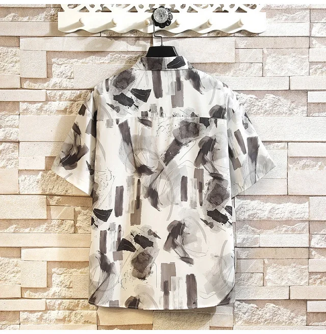 American Men's Loose-Fit Short-Sleeve Floral Shirt Detail