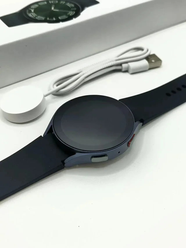 Unbranded Smartwatches Round touchscreen smartwatch with silicone strap product detail image 2