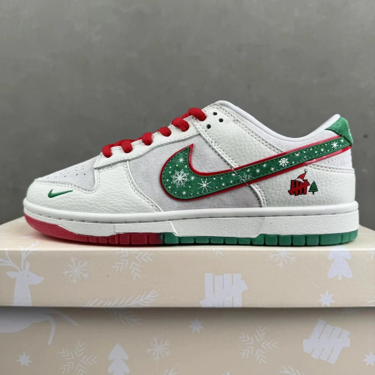 Dunk Low UN Joint-Christmas Anniversary Customized Low Top Item Number: XB5181-318