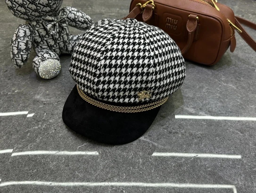 Burberry Houndstooth Chain-Trimmed Baker Boy Cap Black/White - 1
