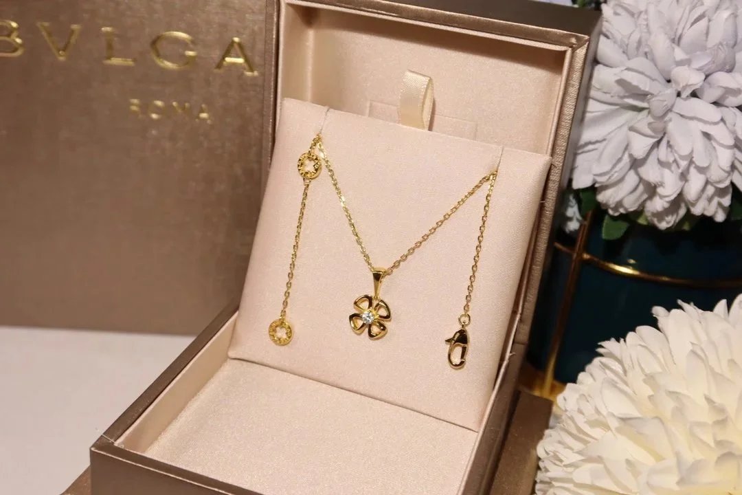 Bvlgari Fiorever Gold Flower Pendant Necklace Set - 1
