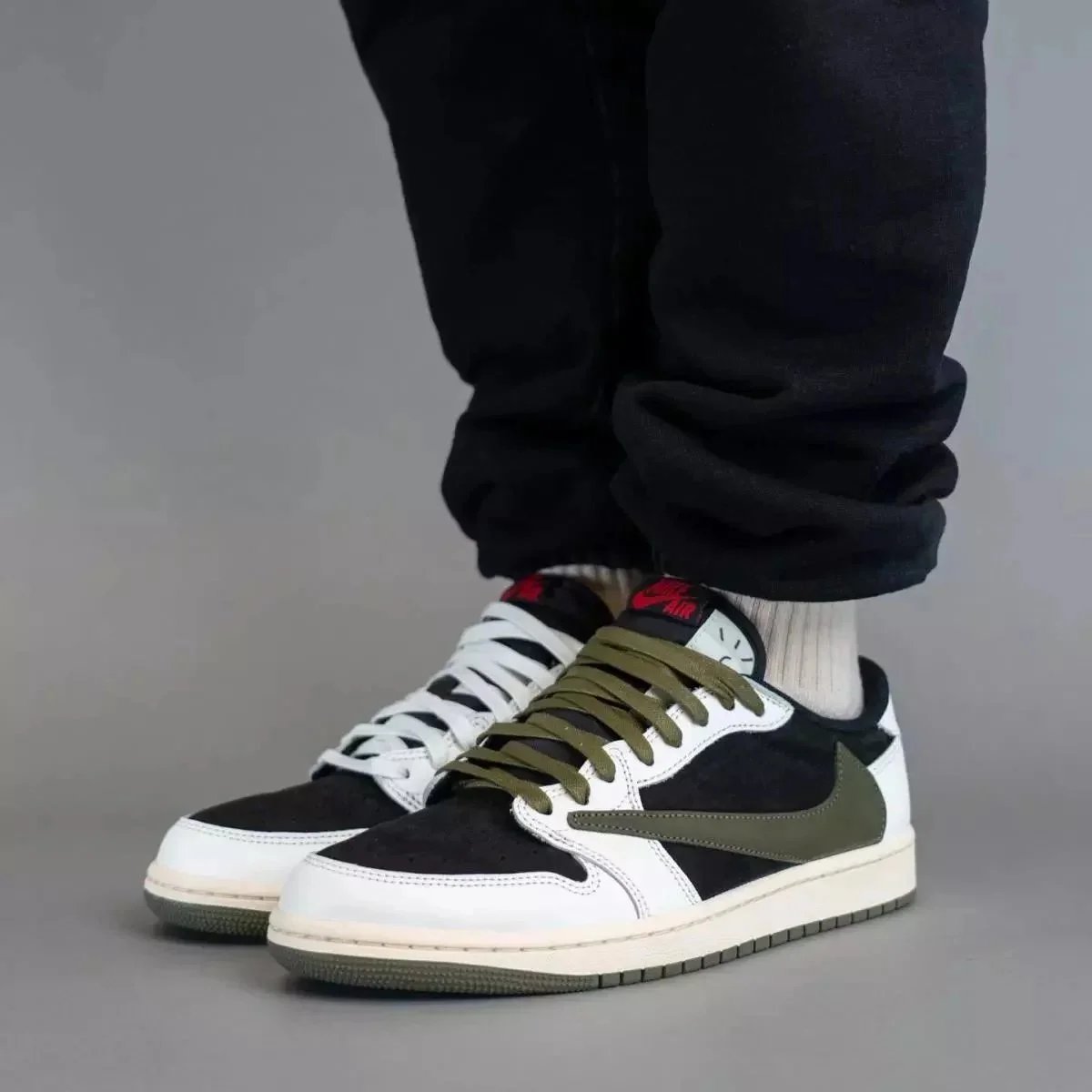 Nike x Travis Scott Air Jordan 1 Low OG 'Mocha' Sneakers - 9