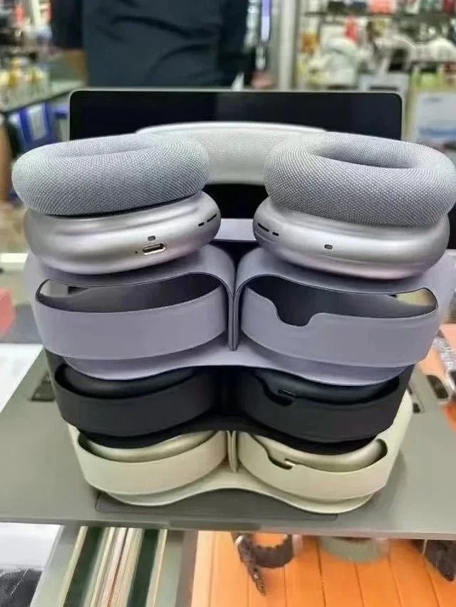 Apple AirPods Max Silver Over-Ear Headphones - 8