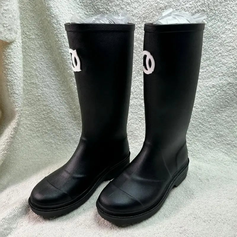 秋冬小香风靴子女中高筒防滑外穿雨靴不过膝女靴中古黑色马丁靴