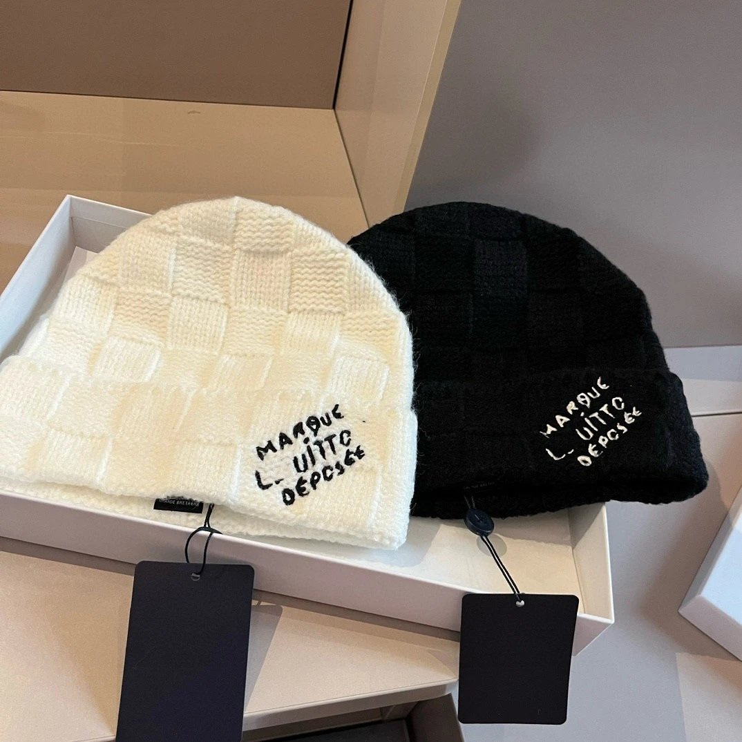 Bonnet V Damier Snug Beanie