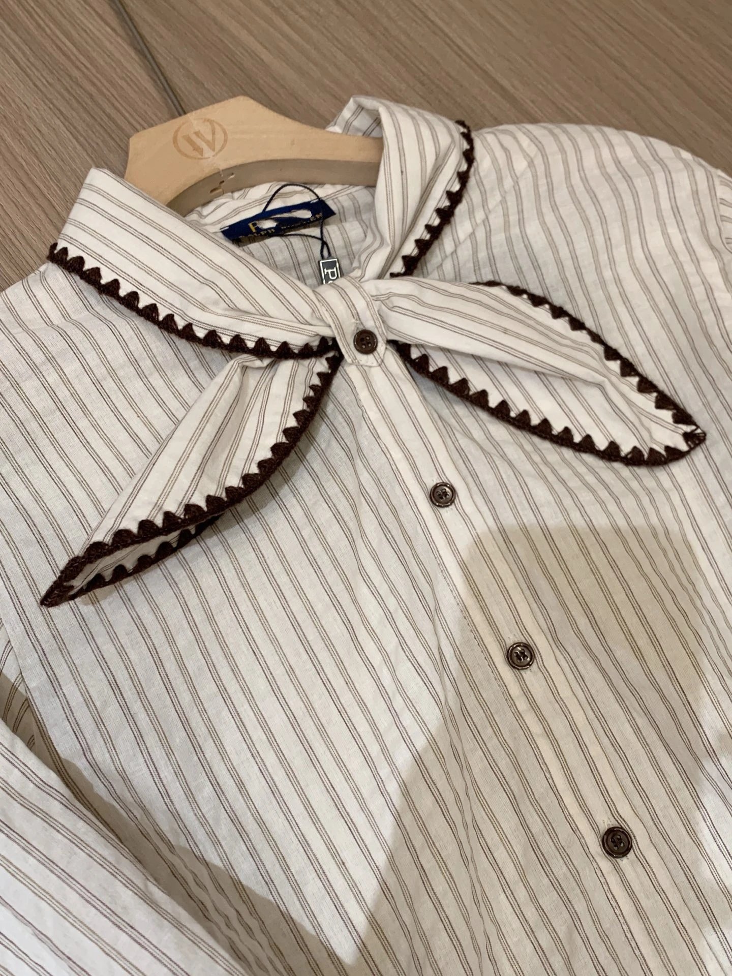 Design Striped Bow-Neck Shirt with Scallop Trim in Beige and Black Pleated Skirt - 7