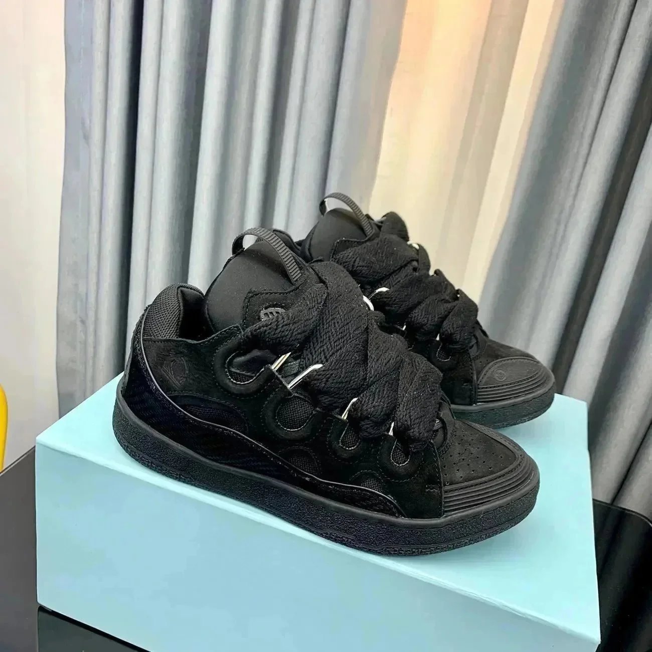 Lanvin Curb Shoes — Buty
