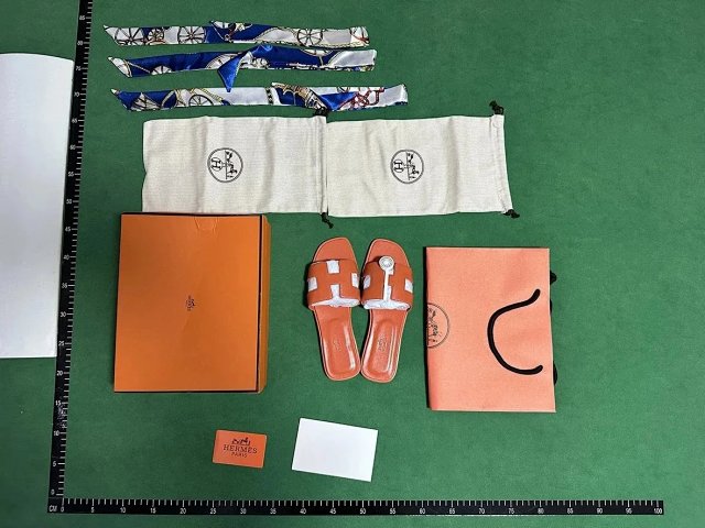 Hermès Slides: seller detail photo 3