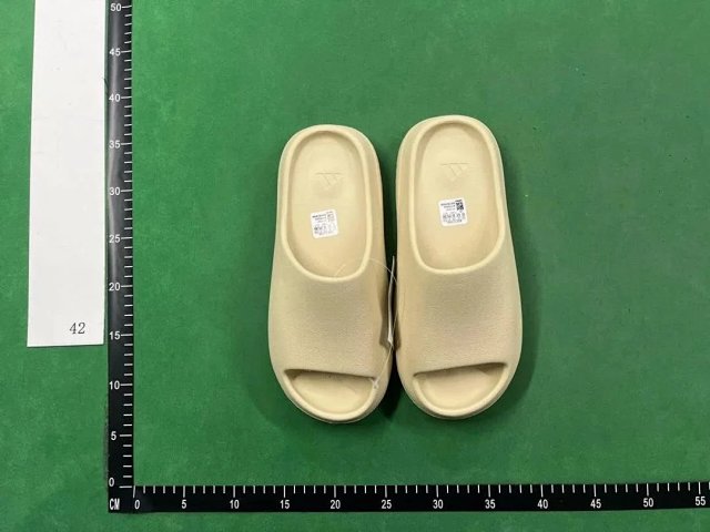 Adidas Yeezy Slides: seller detail photo 2