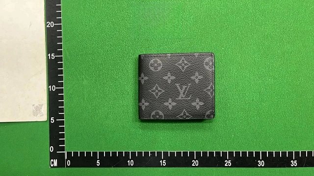 LV Louis Vuitton Wallet: seller detail photo 3