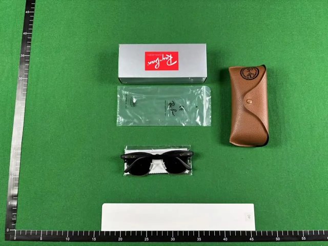 Ray-Ban Sunglasses: seller detail photo 2