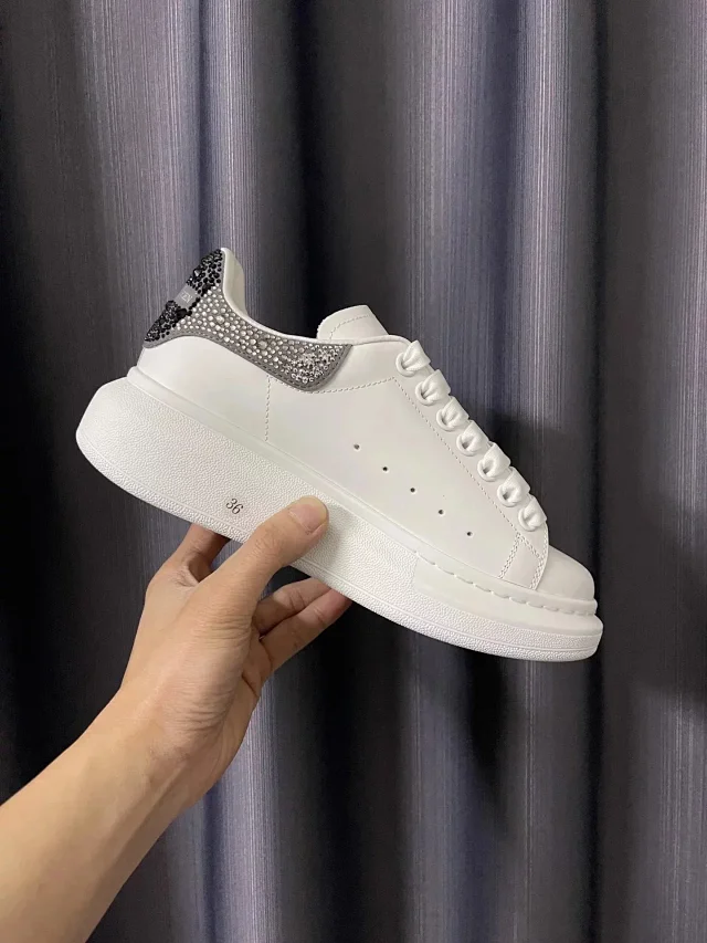 Alexander McQueen Sneakers Oversized low-top with contrast heel tabs product detail image 12
