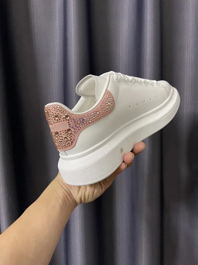 Alexander McQueen Sneakers Oversized low-top with contrast heel tabs product detail image 15