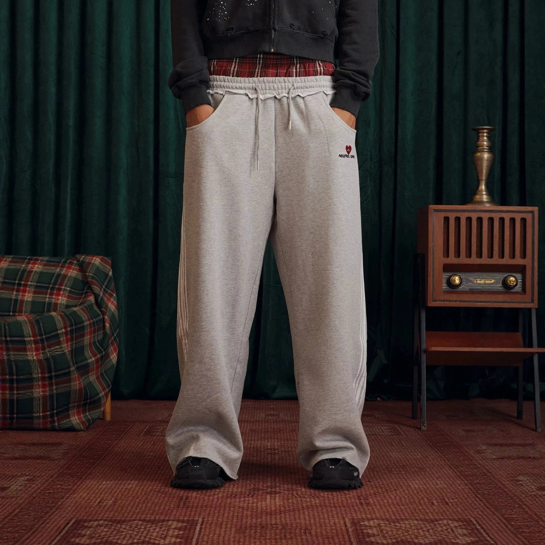 High Quality Heart Embroidery Straight-Leg Sweatpants with Three-Stripe Patchwork