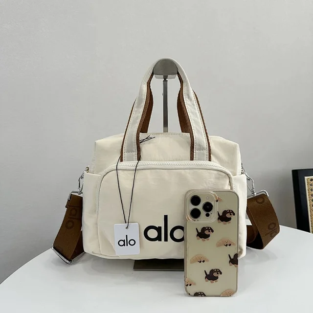 Alo Travel Bags Logo-print duffel bag with detachable shoulder strap product detail image 5