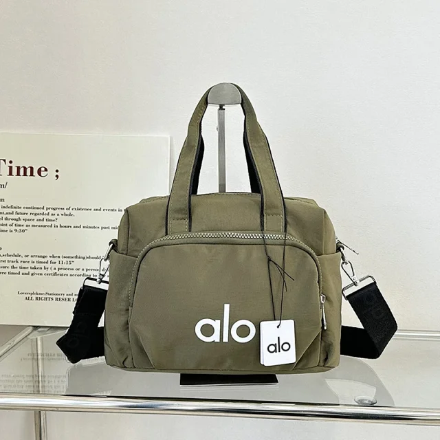 Alo Travel Bags Logo-print duffel bag with detachable shoulder strap product detail image 11