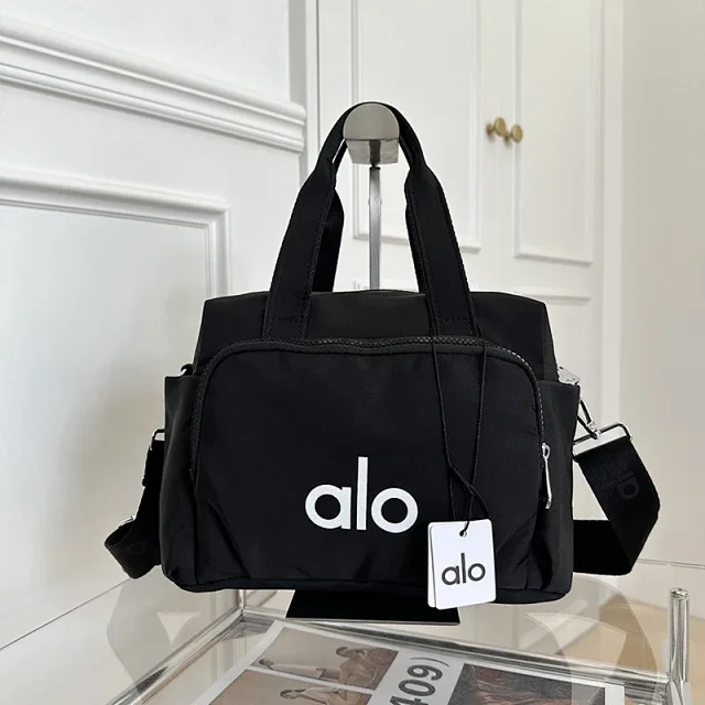 Alo Travel Bags Logo-print duffel bag with detachable shoulder strap product detail image 16