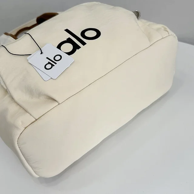 Alo Travel Bags Logo-print duffel bag with detachable shoulder strap product detail image 24