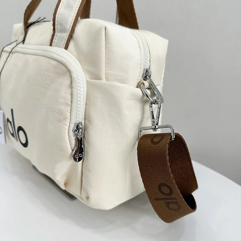Alo Travel Bags Logo-print duffel bag with detachable shoulder strap image 4
