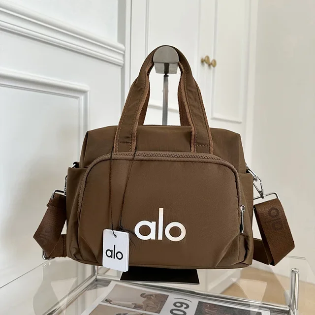 Alo Travel Bags Logo-print duffel bag with detachable shoulder strap product detail image 14