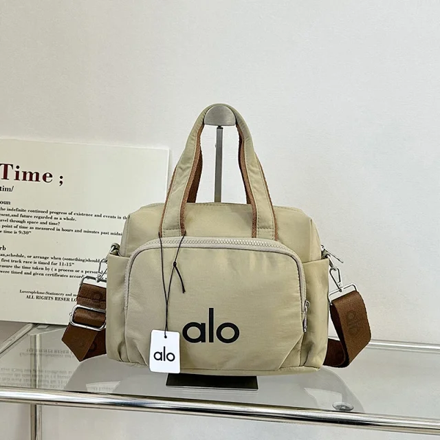 Alo Travel Bags Logo-print duffel bag with detachable shoulder strap product detail image 6