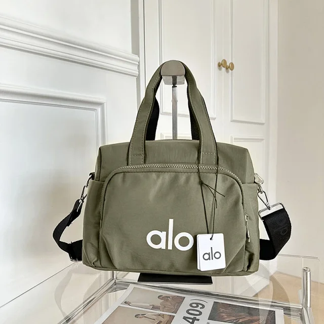 Alo Travel Bags Logo-print duffel bag with detachable shoulder strap product detail image 12