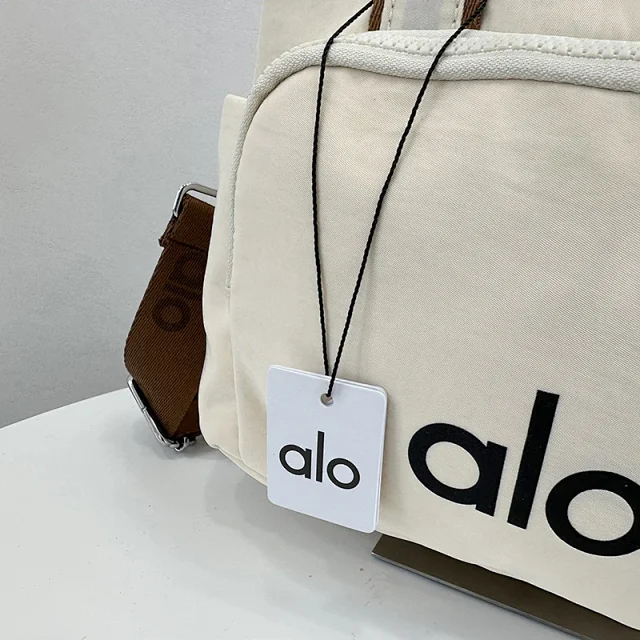 Alo Travel Bags Logo-print duffel bag with detachable shoulder strap product detail image 20