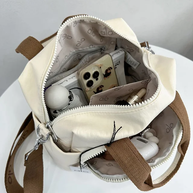 Alo Travel Bags Logo-print duffel bag with detachable shoulder strap product detail image 2