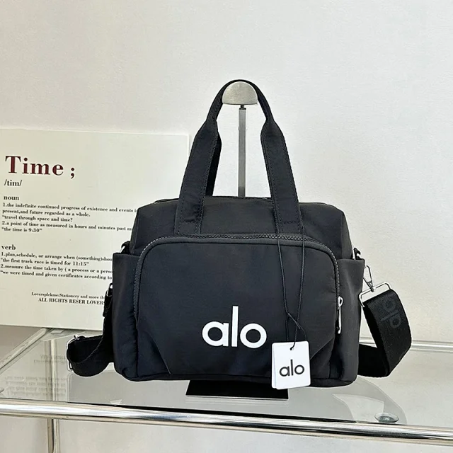 Alo Travel Bags Logo-print duffel bag with detachable shoulder strap product detail image 8