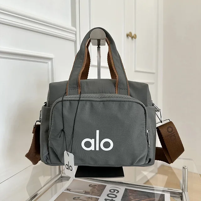 Alo Travel Bags Logo-print duffel bag with detachable shoulder strap product detail image 15