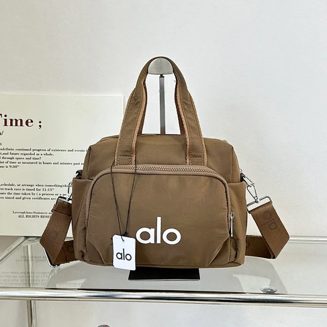 Alo Travel Bags Logo-print duffel bag with detachable shoulder strap product detail image 9