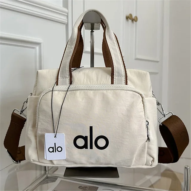 Alo Travel Bags Logo-print duffel bag with detachable shoulder strap product detail image 17