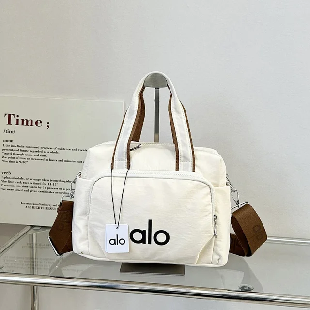Alo Travel Bags Logo-print duffel bag with detachable shoulder strap product detail image 7