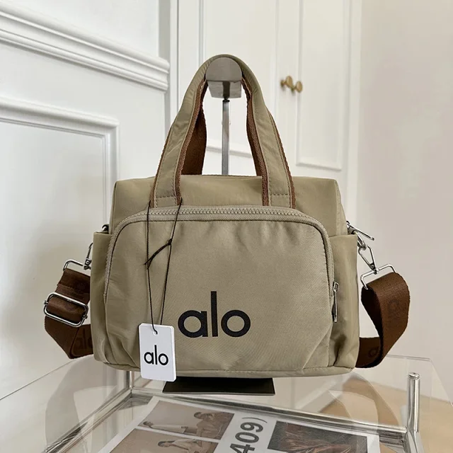 Alo Travel Bags Logo-print duffel bag with detachable shoulder strap product detail image 13
