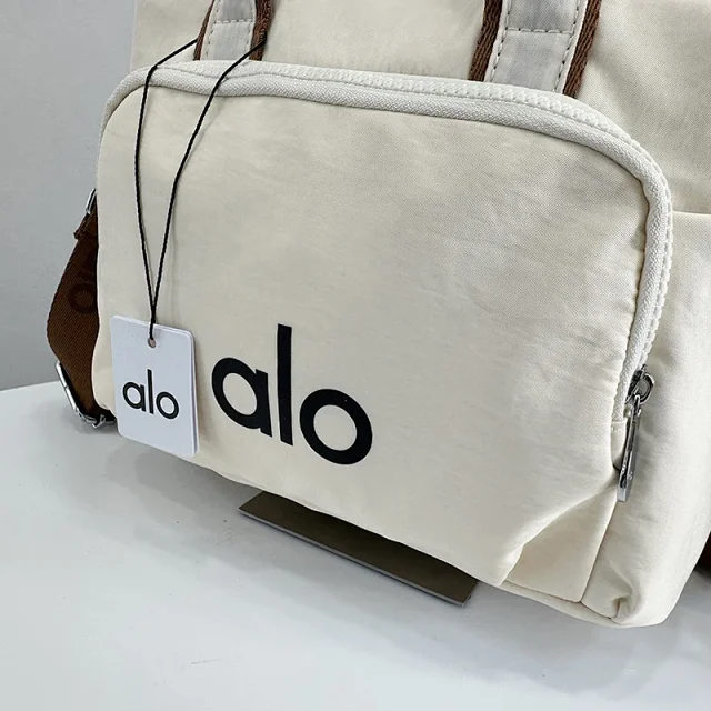 Alo Travel Bags Logo-print duffel bag with detachable shoulder strap product detail image 21