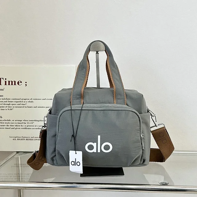 Alo Travel Bags Logo-print duffel bag with detachable shoulder strap product detail image 10