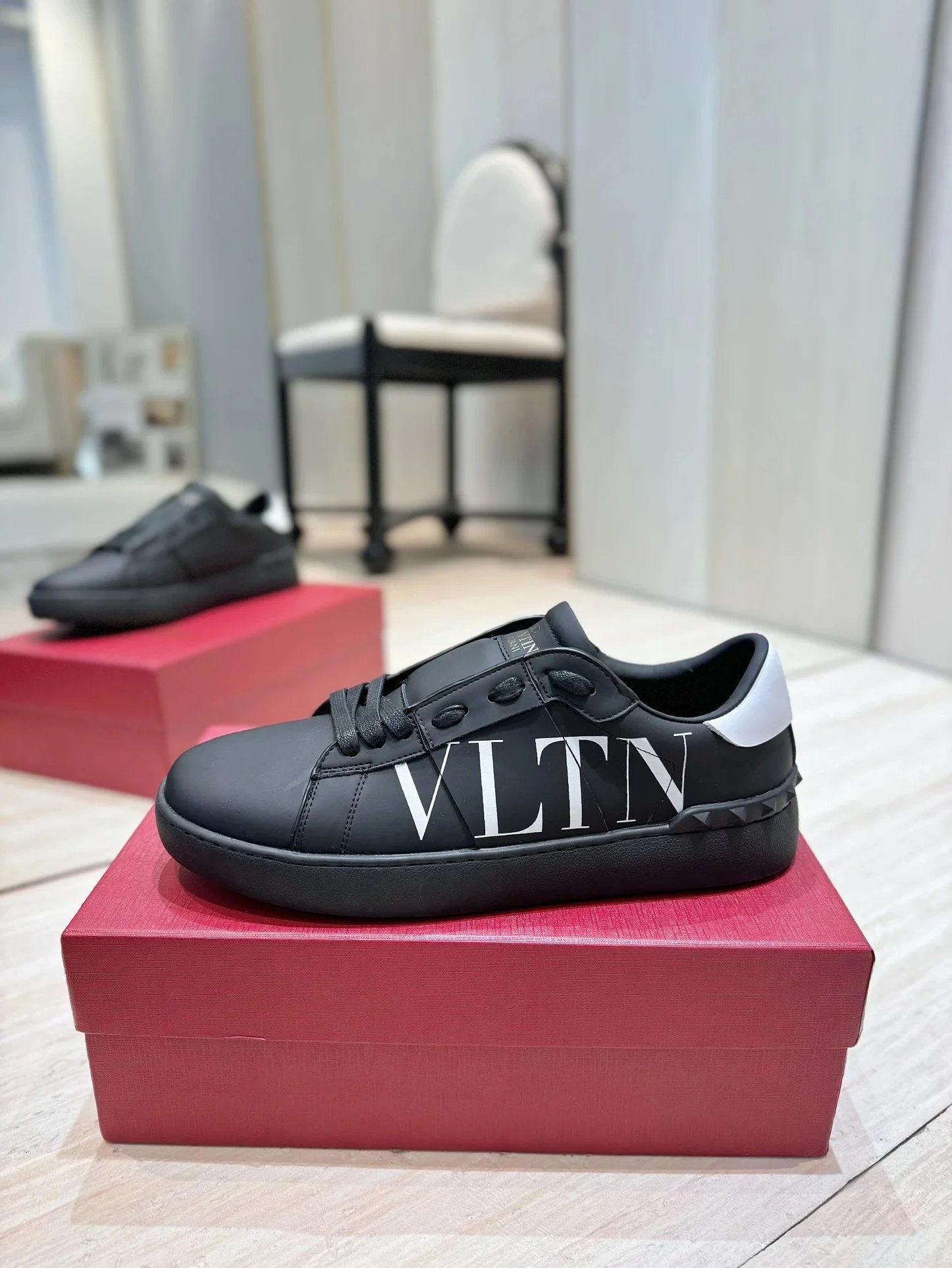 Valentino Garavani Rockstud Spike Low-Top White Navy Sneakers - 8