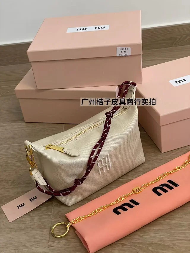 Miu Shoulder Bags Canvas hobo bag with rope handle and chain strap product detail image 14
